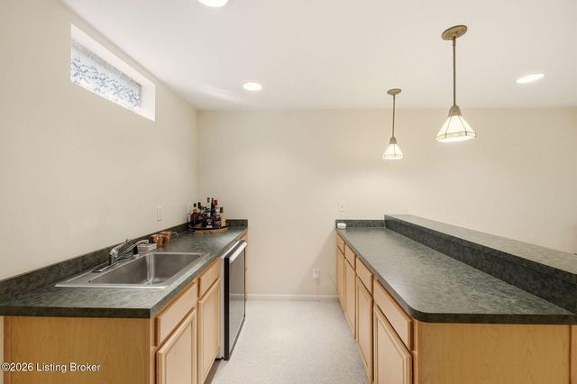 10001 Spring Gate Dr, Louisville, KY 40241