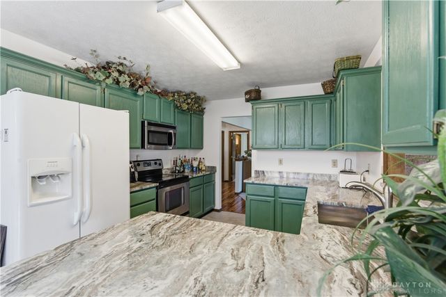 8858 Deer Hollow Drive, Huber Heights, OH 45424