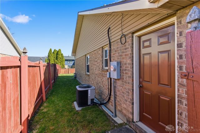 8858 Deer Hollow Drive, Huber Heights, OH 45424