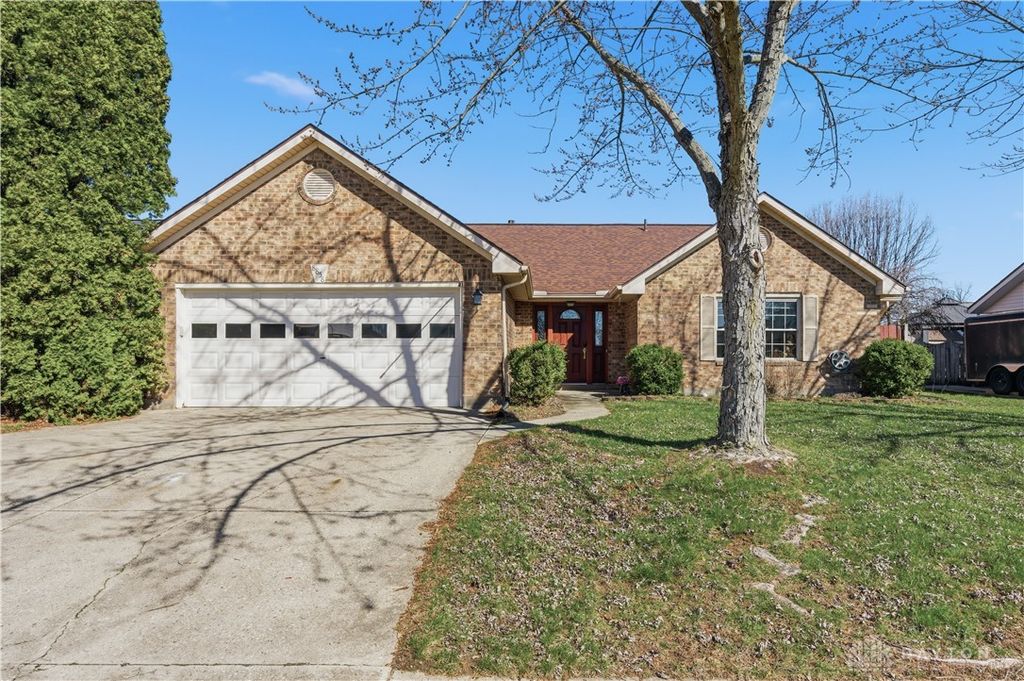 8858 Deer Hollow Drive, Huber Heights, OH 45424