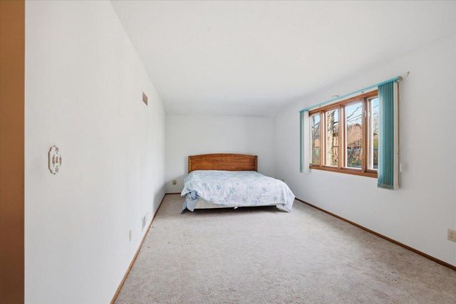 4615 S Delphine DRIVE, New Berlin, WI 53151
