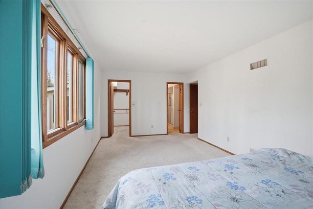 4615 S Delphine DRIVE, New Berlin, WI 53151