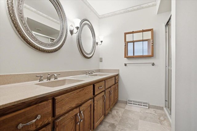 4615 S Delphine DRIVE, New Berlin, WI 53151