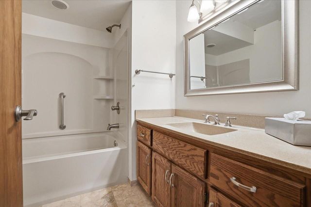 4615 S Delphine DRIVE, New Berlin, WI 53151