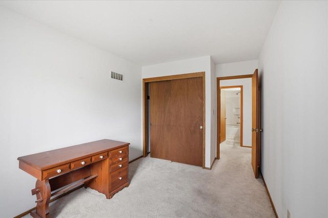 4615 S Delphine DRIVE, New Berlin, WI 53151