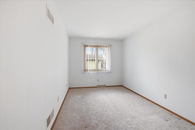4615 S Delphine DRIVE, New Berlin, WI 53151