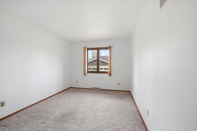 4615 S Delphine DRIVE, New Berlin, WI 53151