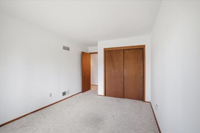 4615 S Delphine DRIVE, New Berlin, WI 53151