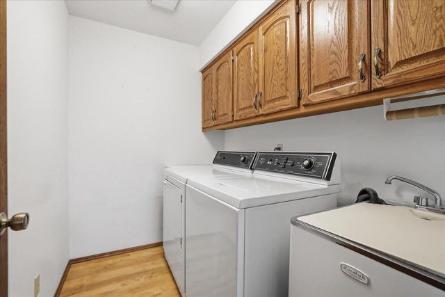4615 S Delphine DRIVE, New Berlin, WI 53151