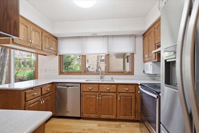 4615 S Delphine DRIVE, New Berlin, WI 53151