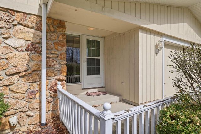 4615 S Delphine DRIVE, New Berlin, WI 53151