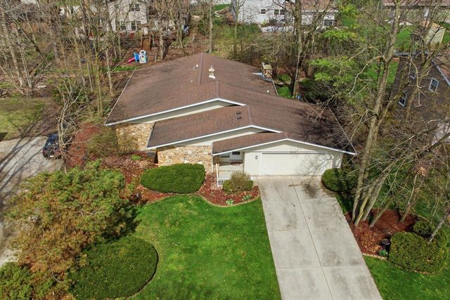 4615 S Delphine DRIVE, New Berlin, WI 53151