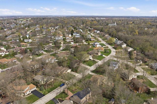 4615 S Delphine DRIVE, New Berlin, WI 53151