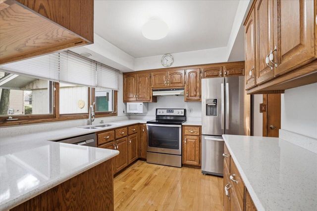 4615 S Delphine DRIVE, New Berlin, WI 53151