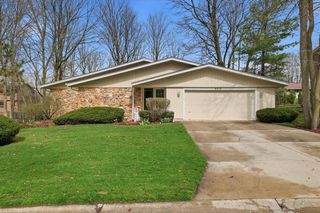 4615 S Delphine DRIVE, New Berlin, WI 53151