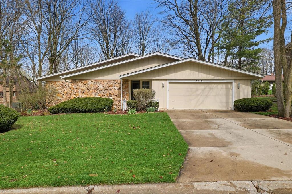 4615 S Delphine DRIVE, New Berlin, WI 53151