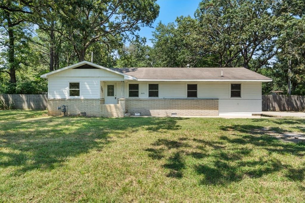 6078 E Huntsville Road, Fayetteville, AR 72701
