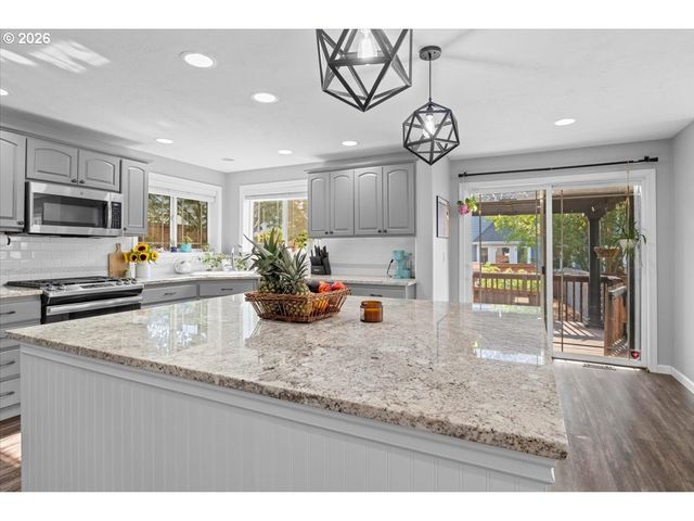 1200 Nw THORN Dr, Albany, OR 97321