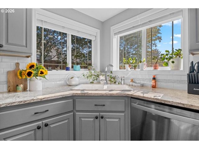 1200 Nw THORN Dr, Albany, OR 97321