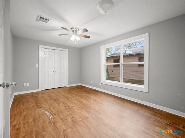 107 Mulberry Street, Hallettsville, TX 77964