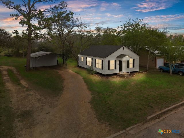 107 Mulberry Street, Hallettsville, TX 77964
