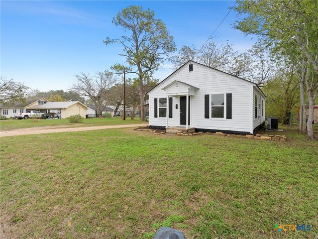 107 Mulberry Street, Hallettsville, TX 77964