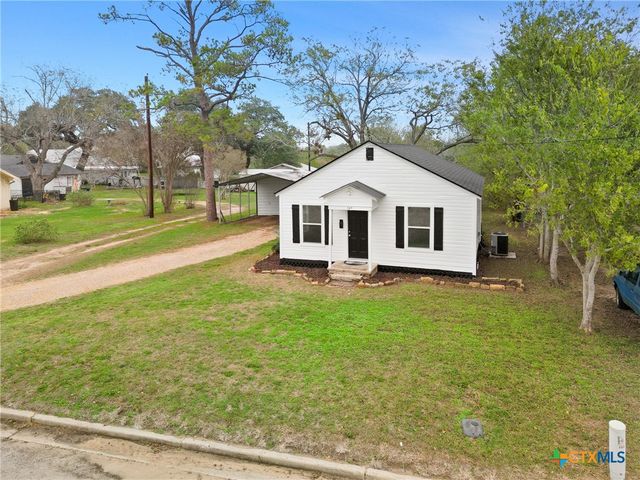107 Mulberry Street, Hallettsville, TX 77964