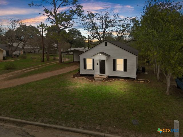 107 Mulberry Street, Hallettsville, TX 77964