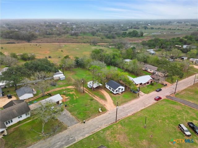 107 Mulberry Street, Hallettsville, TX 77964