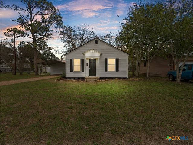 107 Mulberry Street, Hallettsville, TX 77964