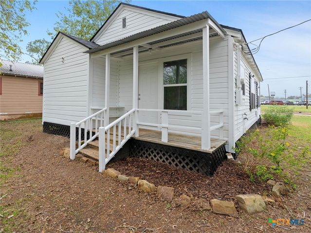 107 Mulberry Street, Hallettsville, TX 77964