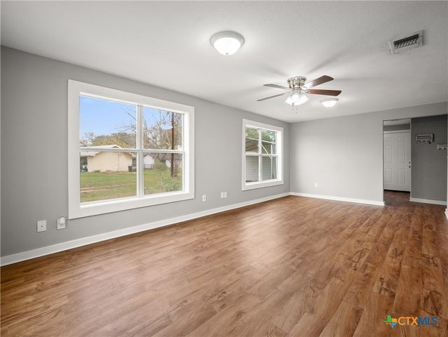 107 Mulberry Street, Hallettsville, TX 77964