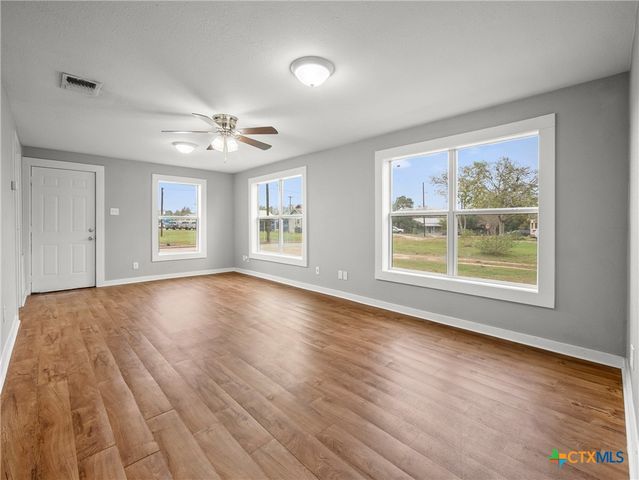 107 Mulberry Street, Hallettsville, TX 77964