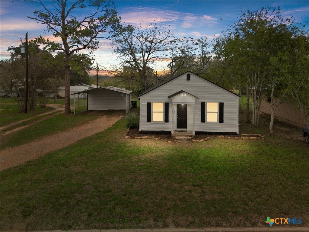 107 Mulberry Street, Hallettsville, TX 77964
