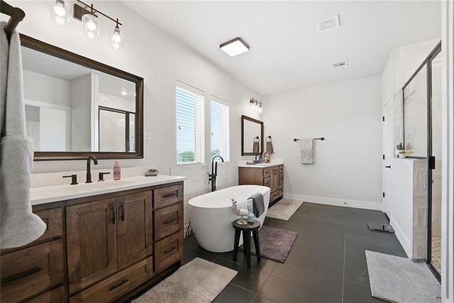 9921 Oakwood Drive, Edmond, OK 73025