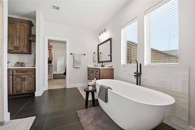 9921 Oakwood Drive, Edmond, OK 73025