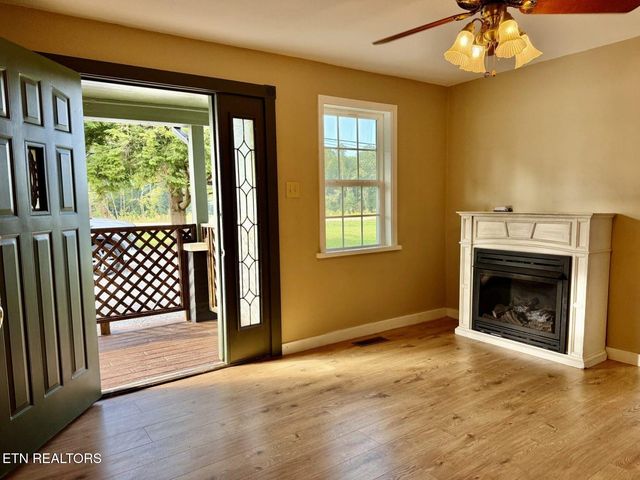 1475 Taylor Place Rd, Jamestown, TN 38556