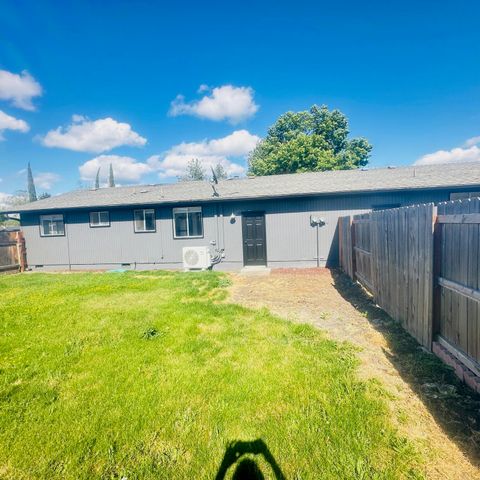 71 Tracy Avenue 71 & 73, Eagle Point, OR 97524