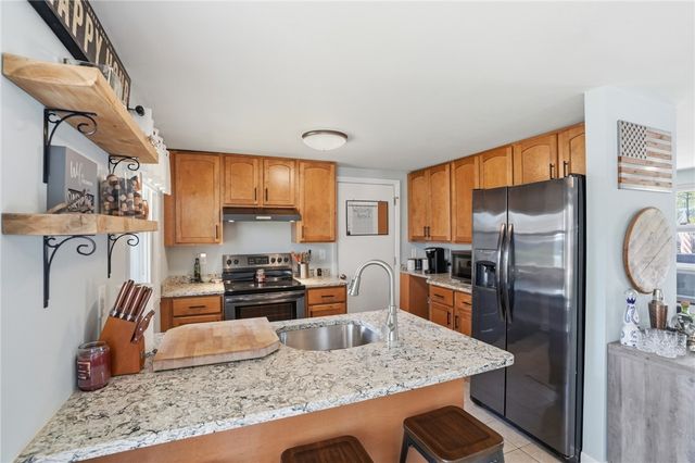 17 Gloucester Street, Warwick, RI 02886