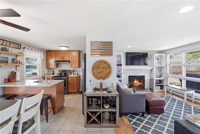 17 Gloucester Street, Warwick, RI 02886