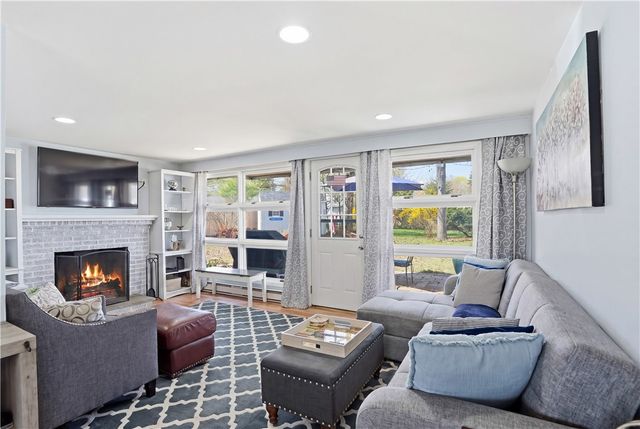 17 Gloucester Street, Warwick, RI 02886