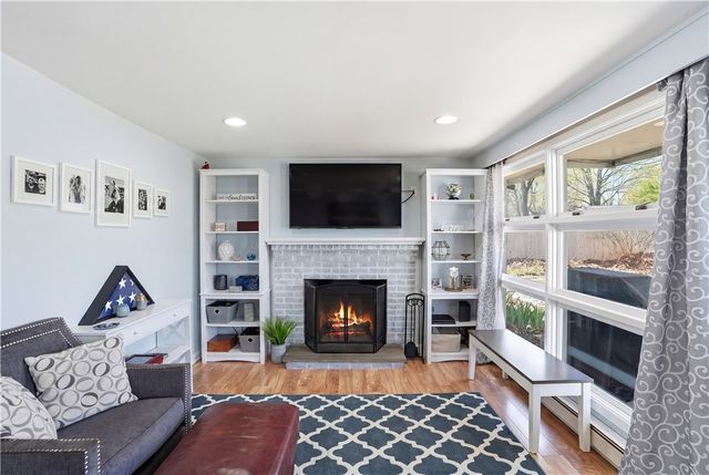 17 Gloucester Street, Warwick, RI 02886