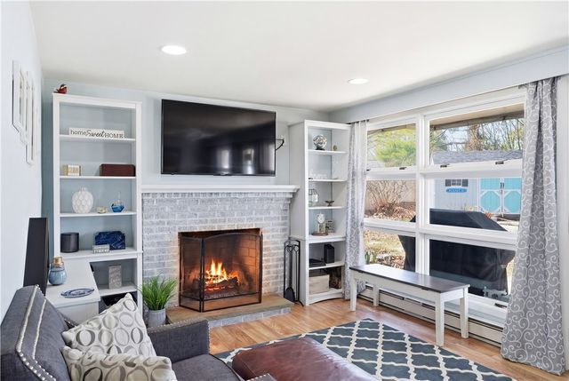 17 Gloucester Street, Warwick, RI 02886