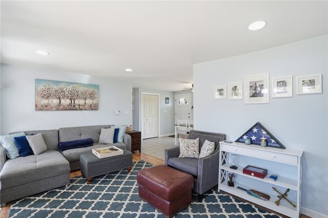 17 Gloucester Street, Warwick, RI 02886