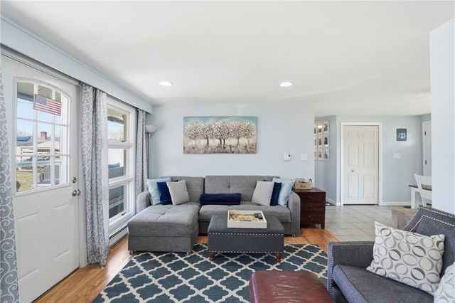 17 Gloucester Street, Warwick, RI 02886