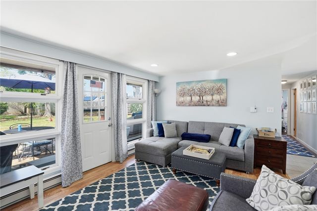 17 Gloucester Street, Warwick, RI 02886