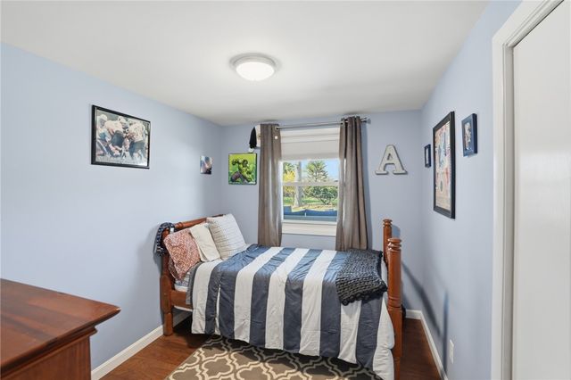 17 Gloucester Street, Warwick, RI 02886