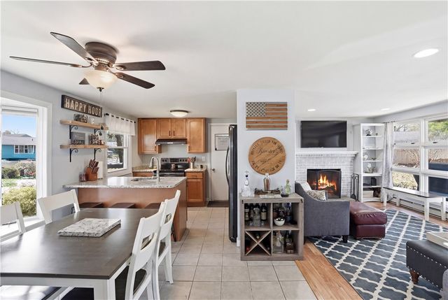 17 Gloucester Street, Warwick, RI 02886