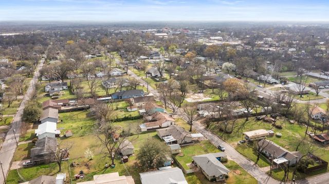 1320 Elm Street, Bonham, TX 75418