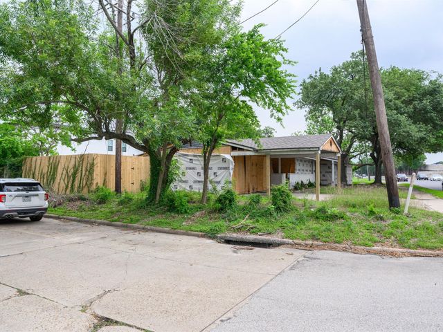 4660 Spruce Street, Bellaire, TX 77401